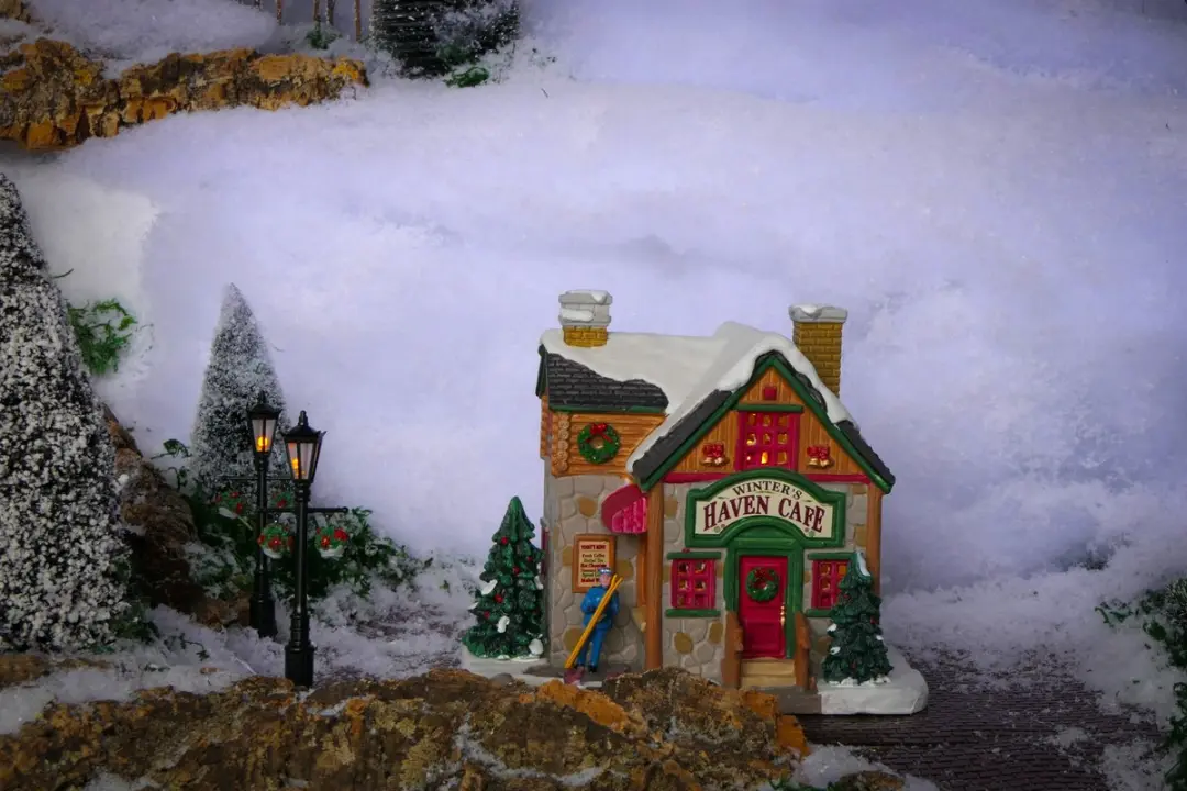Lemax Winter's Haven Cafe Verlicht Gebouw - Meerkleurig