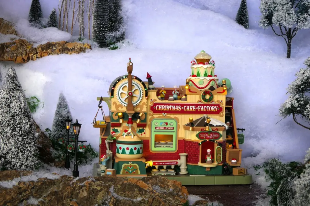 Lemax Christmas Cake Factory Verlichte Sights & Sounds - Meerkleurig