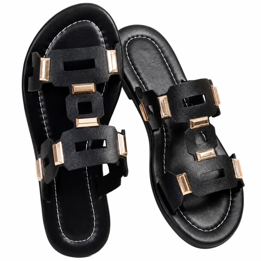 Zwarte dames slippers platte instap sandalen open teen met goudkleurige metalen
