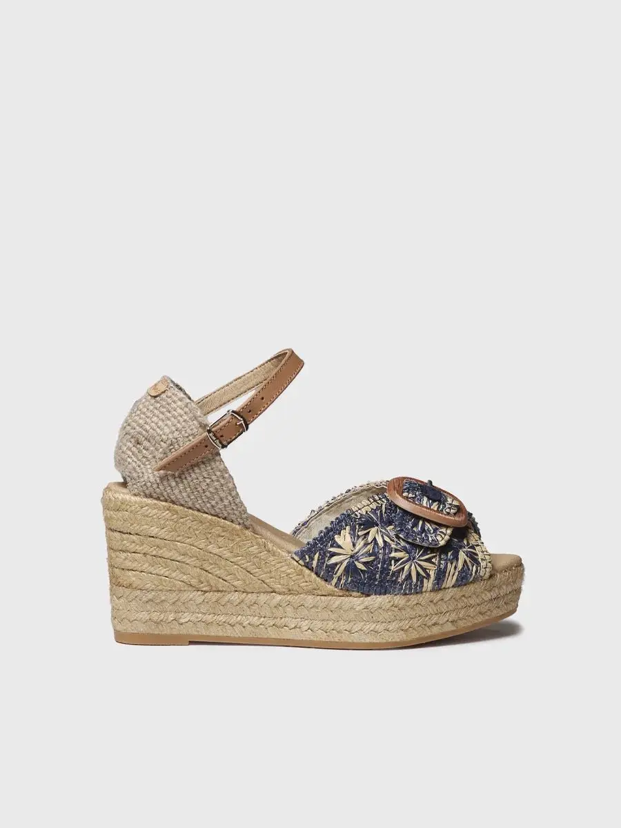 Dames espadrille met sleehak in tweekleurig raffia