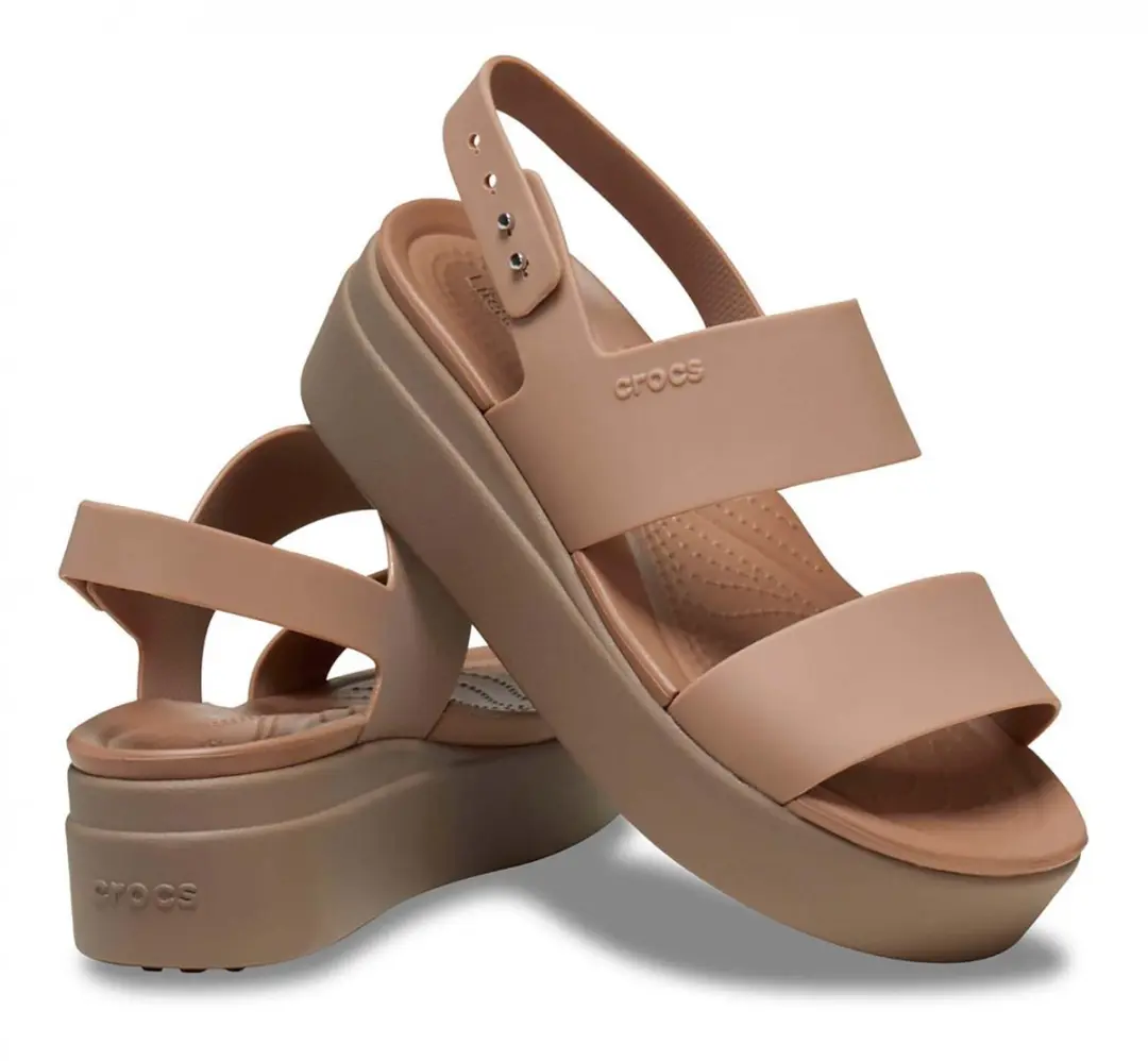 Crocs Brooklyn - Sandalen - Lage Hiel - Latte - Mushroom