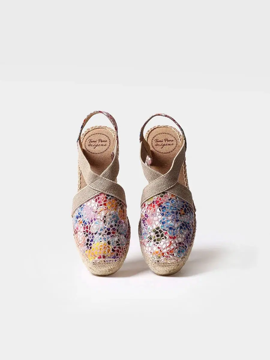 Espadrille met gesloten teen en middelhoge sleehak