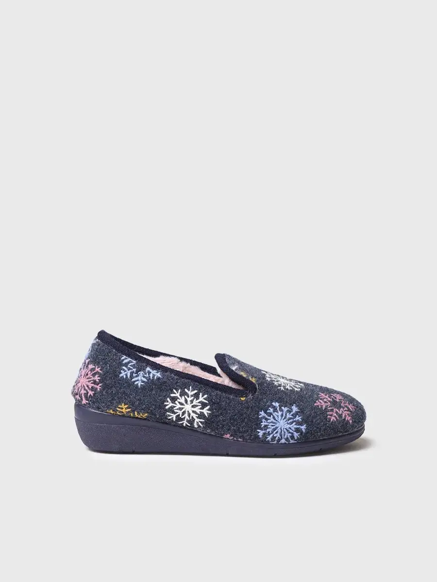 Damesslippers met geborduurde details