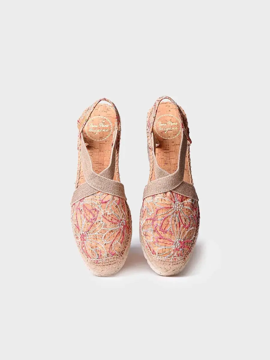 Geborduurde espadrille met middelhoge sleehak
