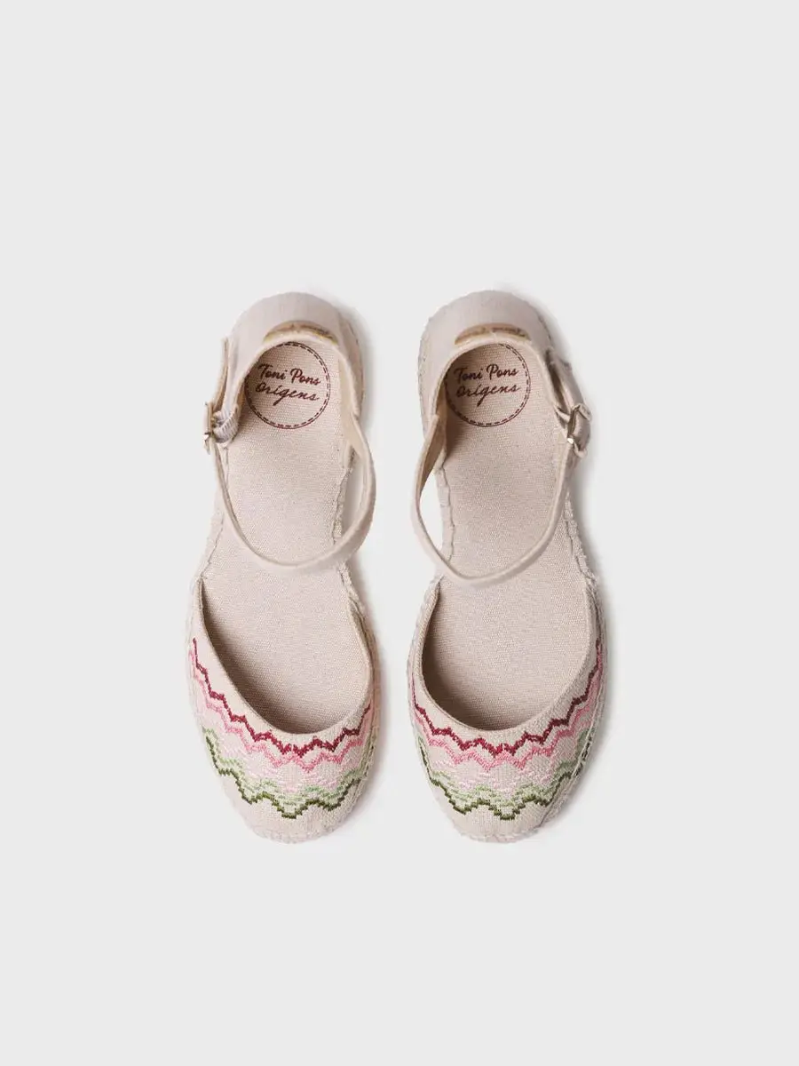 Vegan espadrille met sleehak en kruissteekborduurwerk