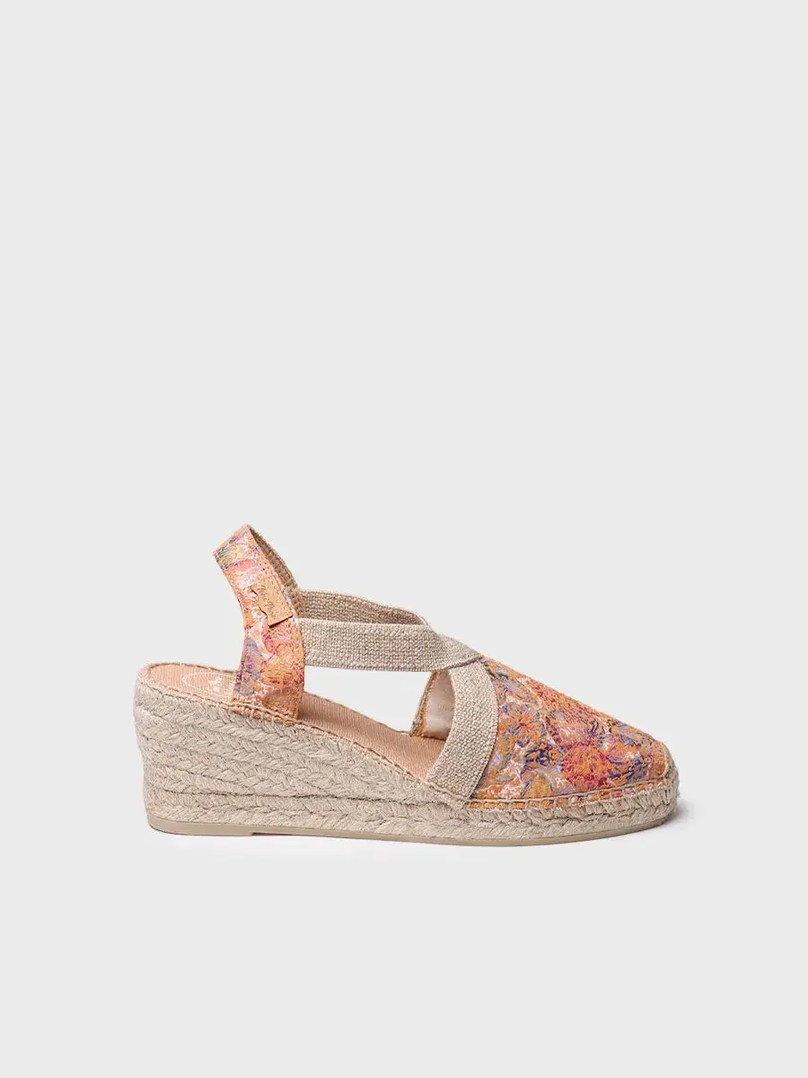 Dames espadrille van bedrukt leer met sleehak en elastische bandjes