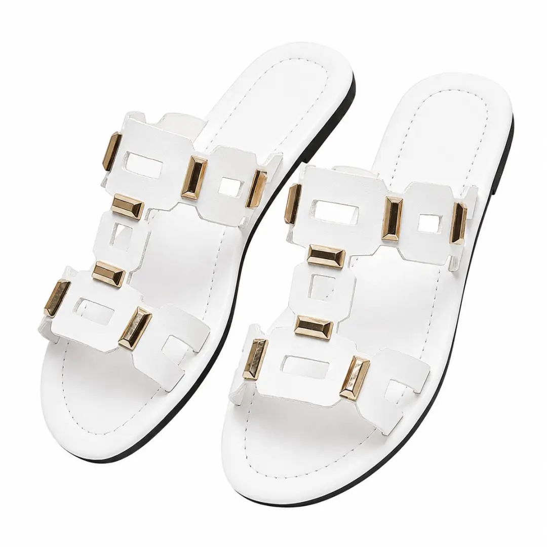Witte dames slippers platte instap sandalen open teen met goudkleurige metalen d