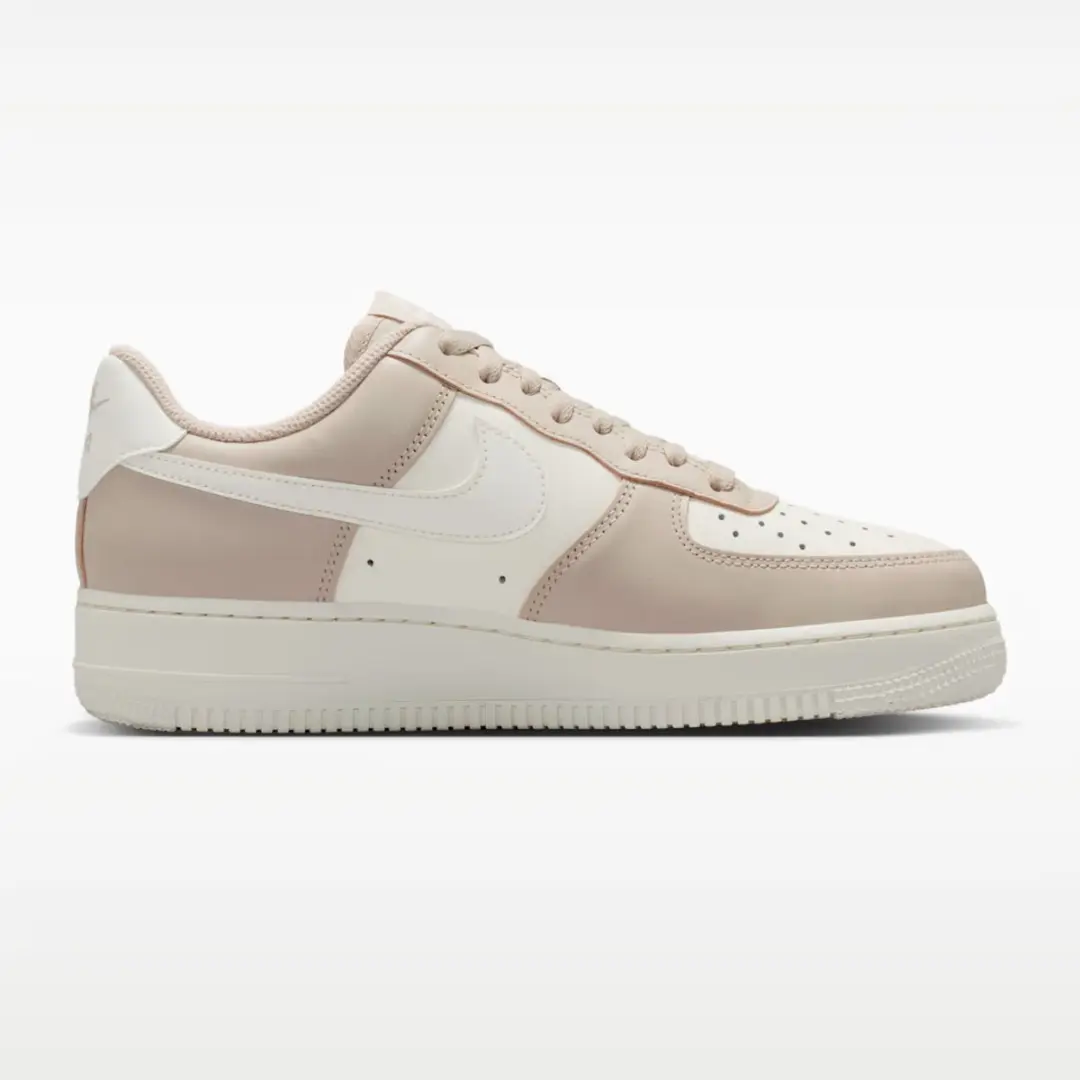 Nike Air Force 1 - Sail Metallic Gold - Maat 37.5