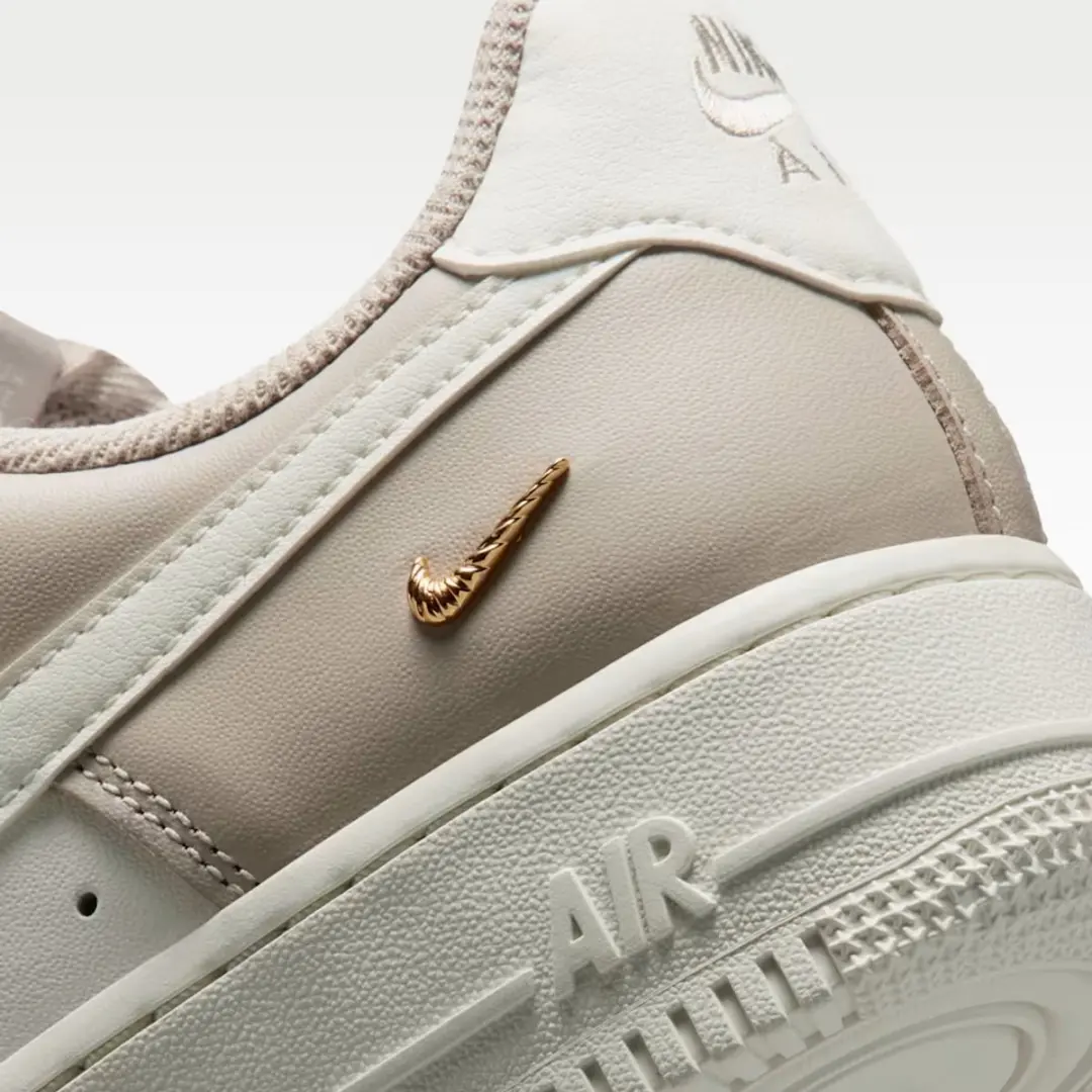 Nike Air Force 1 - Sail Metallic Gold - Maat 37.5