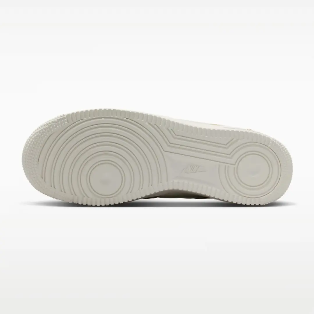 Nike Air Force 1 - Sail Metallic Gold - Maat 37.5