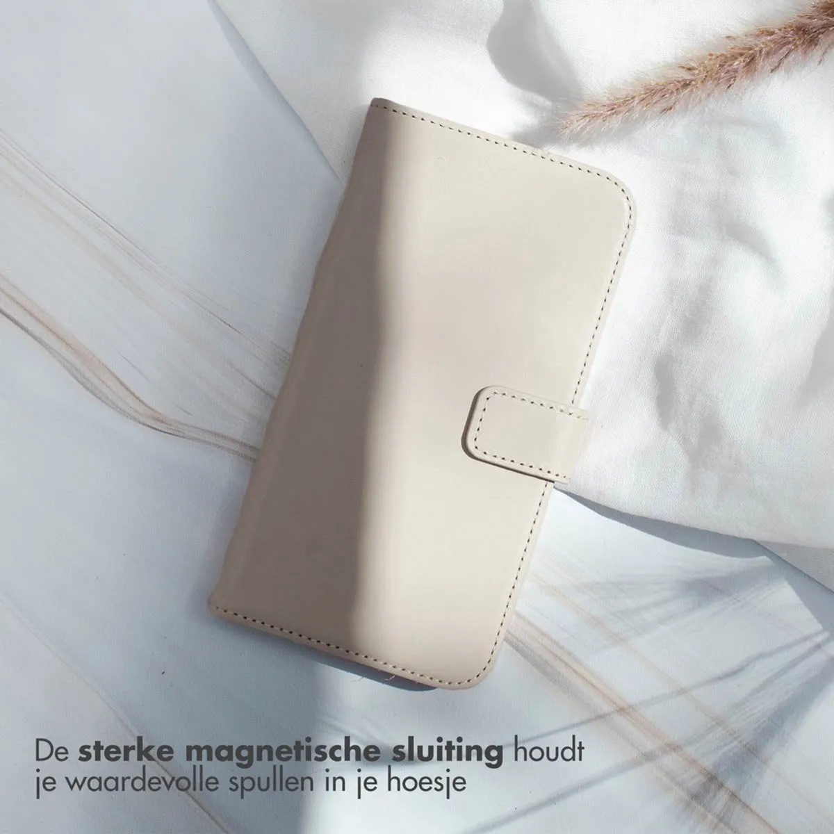 Selencia Hoesje Samsung Galaxy S24 - Echt Lederen Bookcase - 3 Pasjes - Greige
