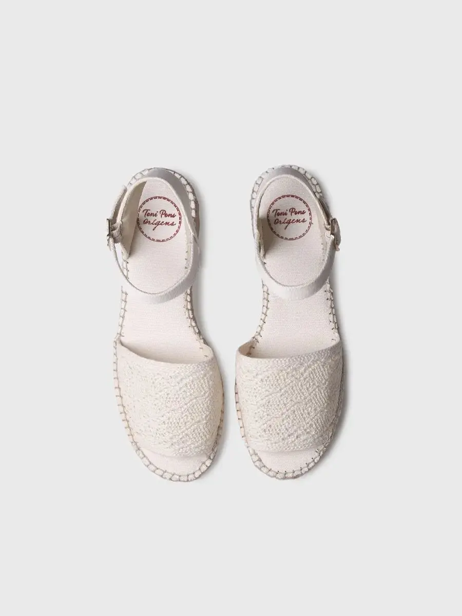 Dames espadrilles met lage hak en gehaakte details