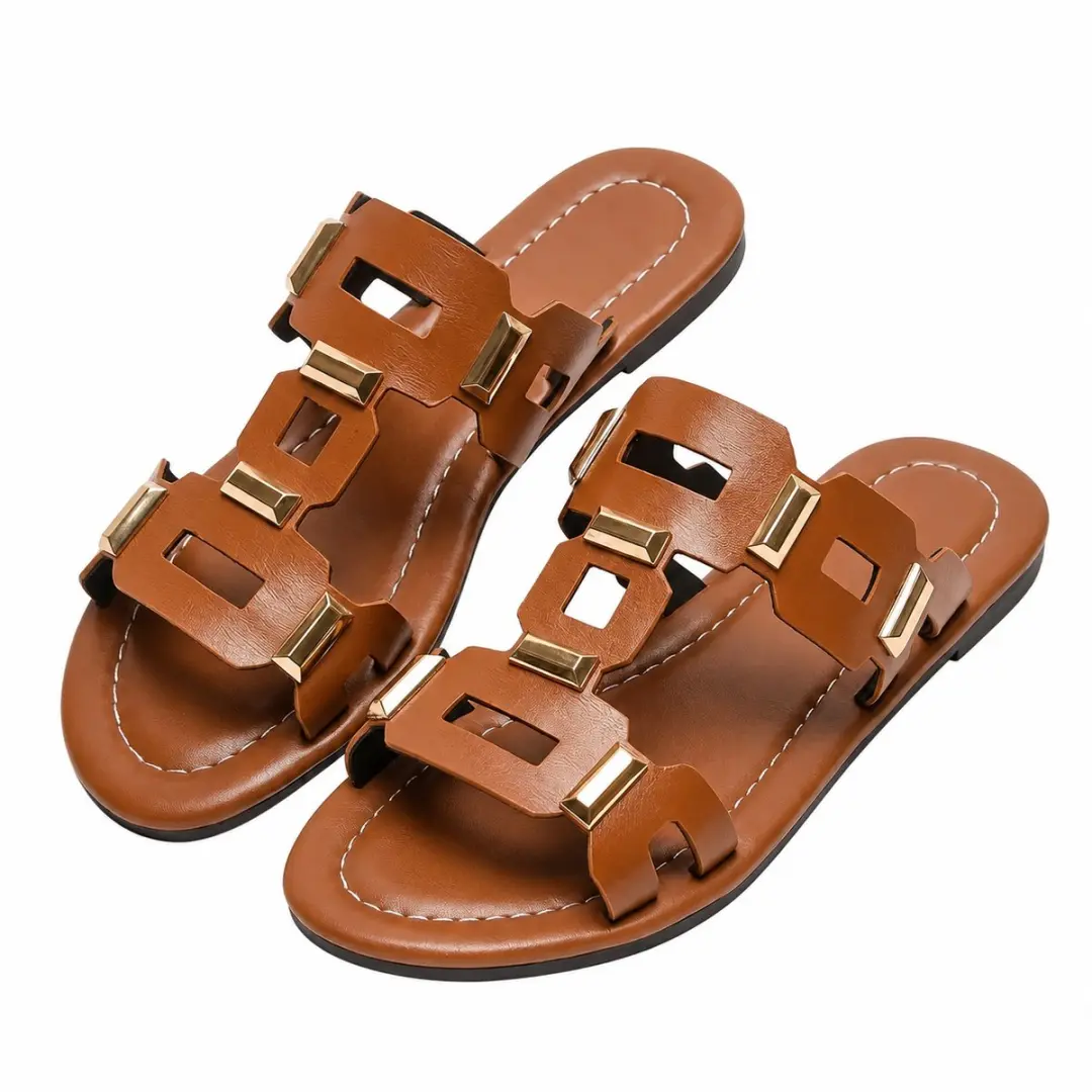 Bruine dames slippers platte instap sandalen open teen met goudkleurige metalen