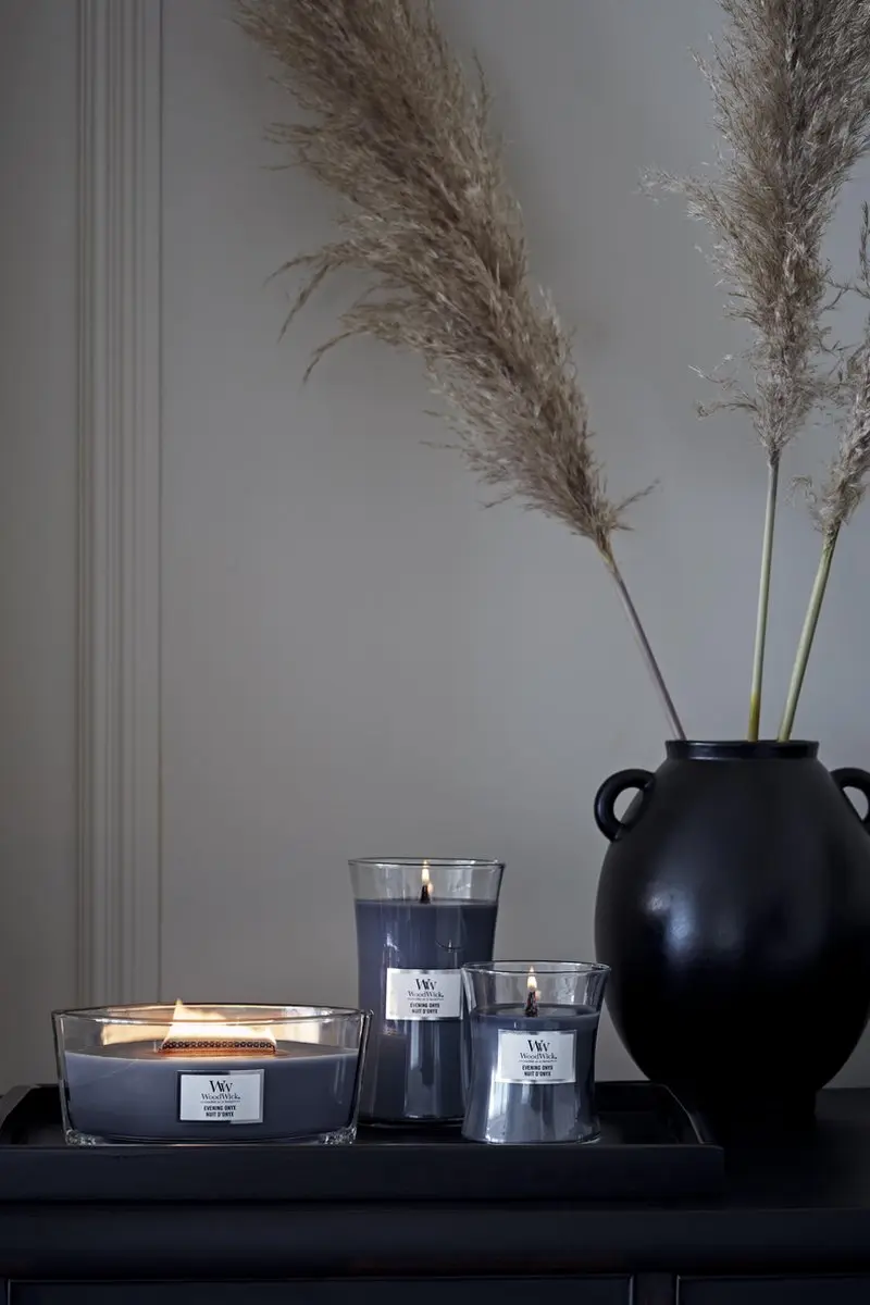 Woodwick Evening Onyx Geurkaars Medium - 60 uur - afbeelding 2 van 6