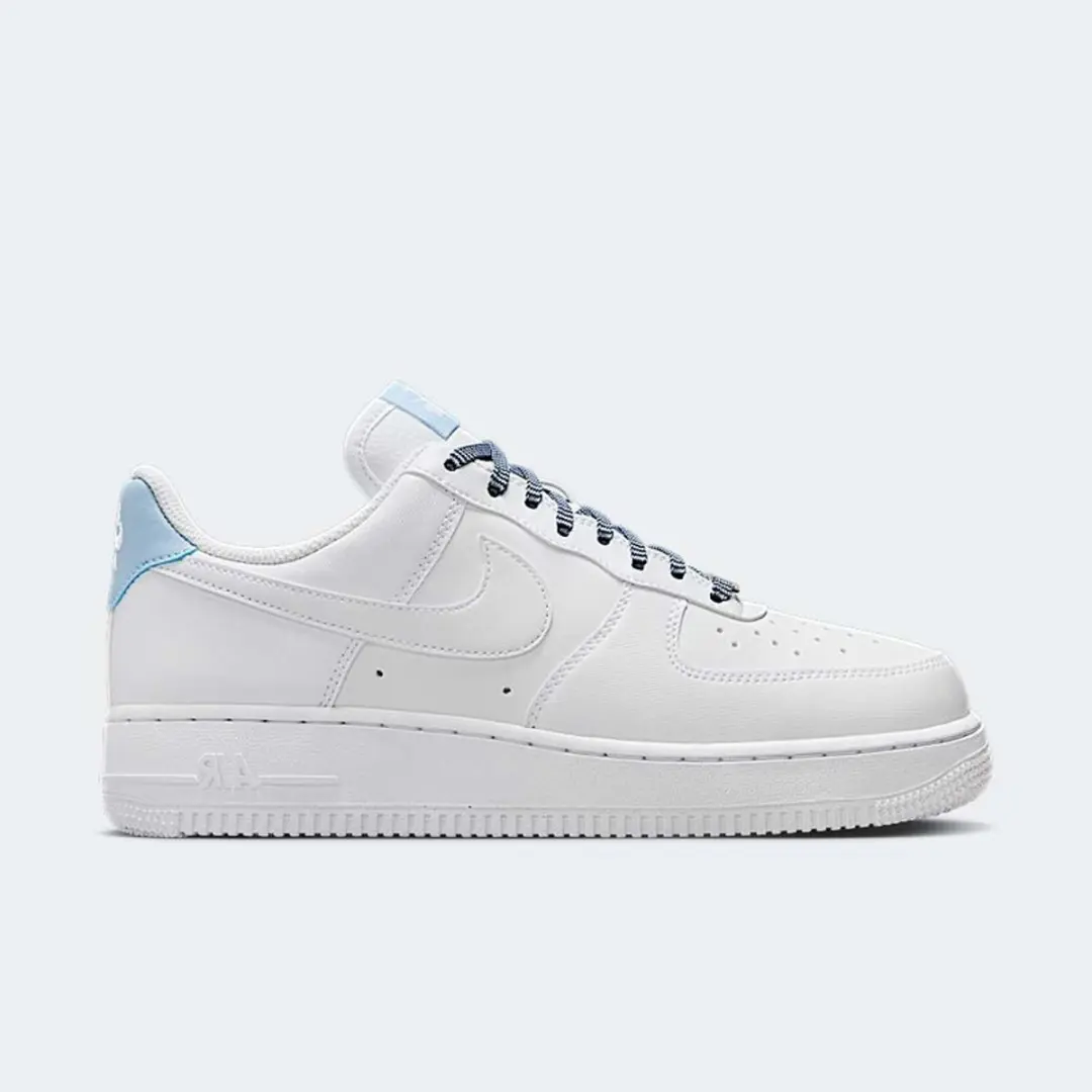 WMNS Nike Air Force 1 '07 maat 37.5 White & Armory Blue