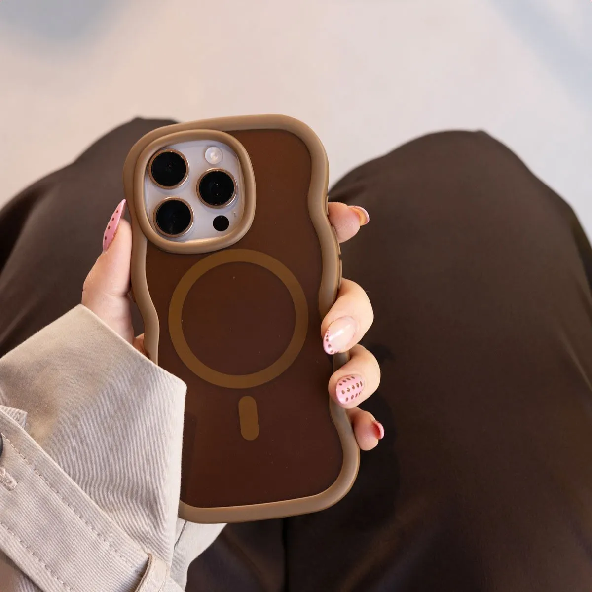 Selencia Wavy Case iPhone 14/13 - Mocha Brown