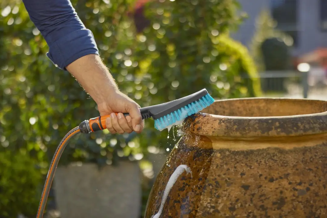 Gardena Cleansystem Handborstel S Hard - met slangaansluiting - afbeelding 2 van 6