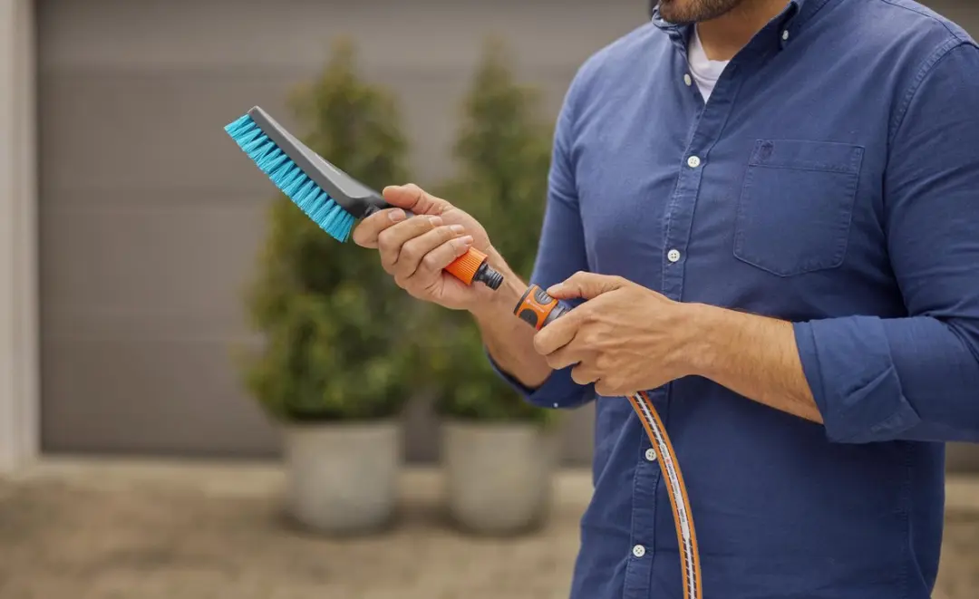 Gardena Cleansystem Handborstel S Hard - met slangaansluiting - afbeelding 4 van 6