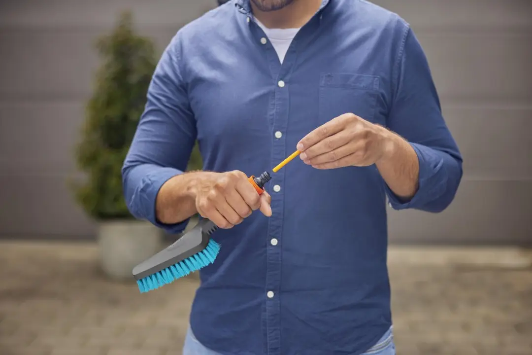 Gardena Cleansystem Handborstel S Hard - met slangaansluiting - afbeelding 3 van 6