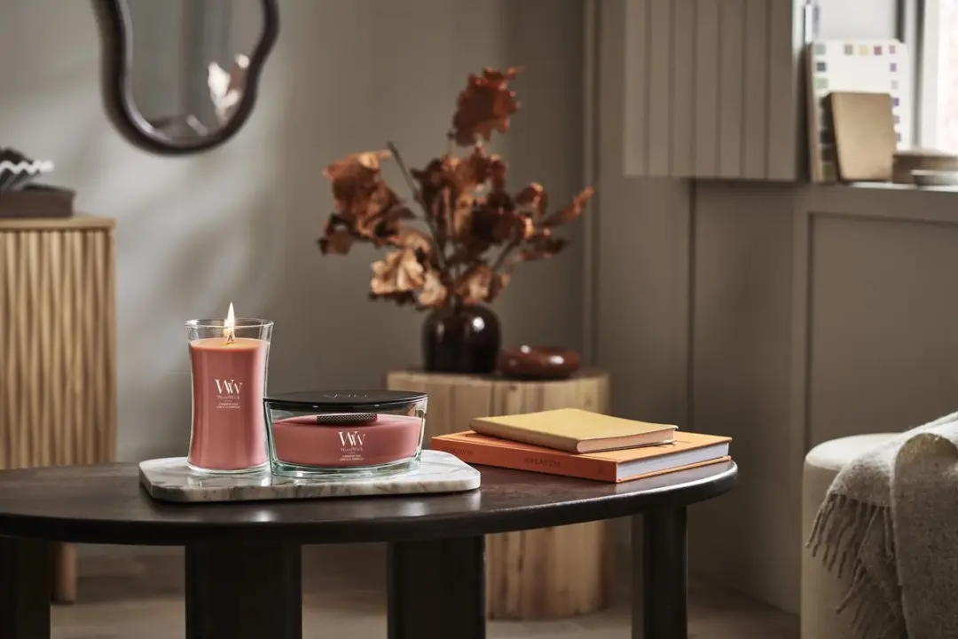 Woodwick Hourglass Geurkaars - Cinnamon Chai 60u - Rood - afbeelding 5 van 6