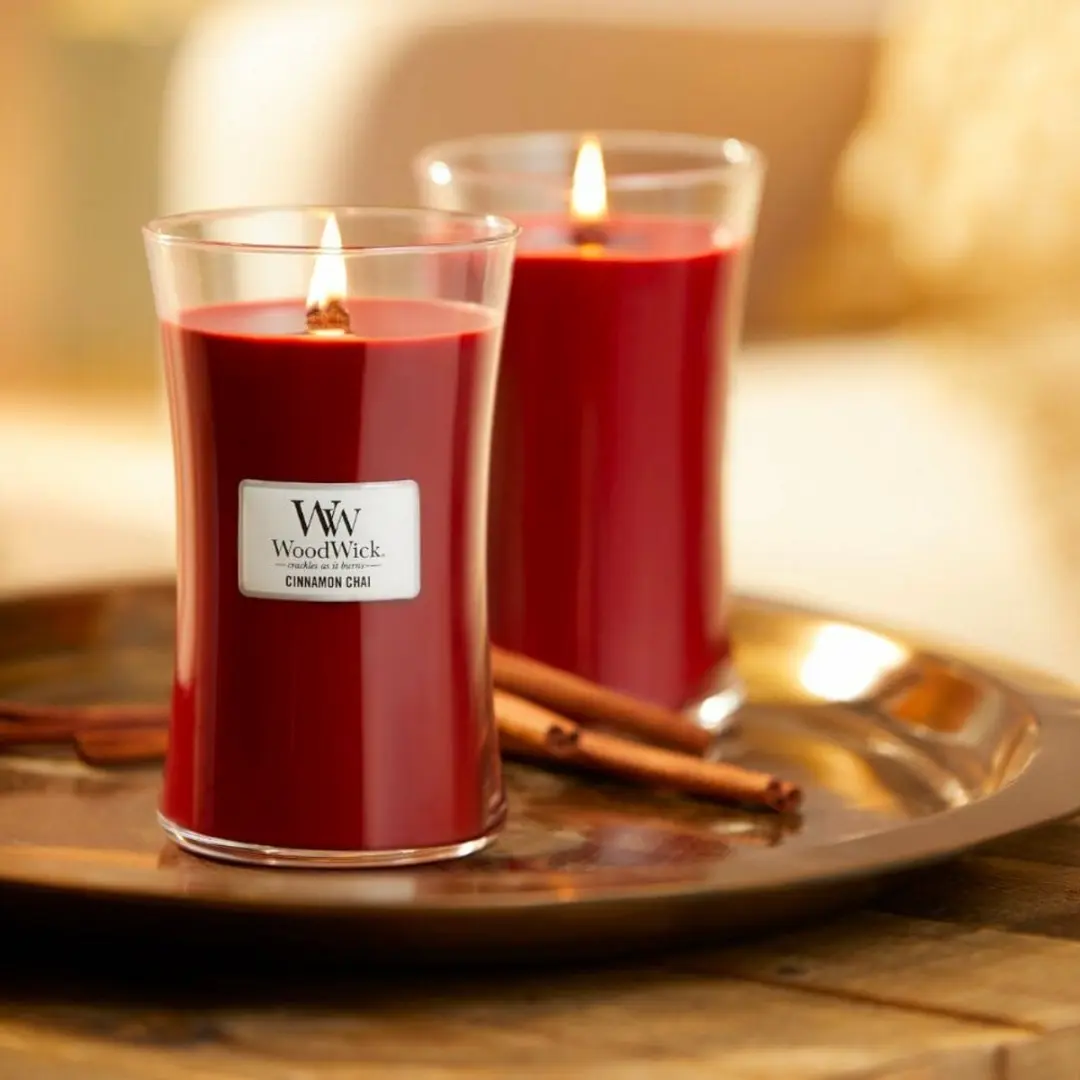 Woodwick Hourglass Geurkaars - Cinnamon Chai 60u - Rood - afbeelding 3 van 6