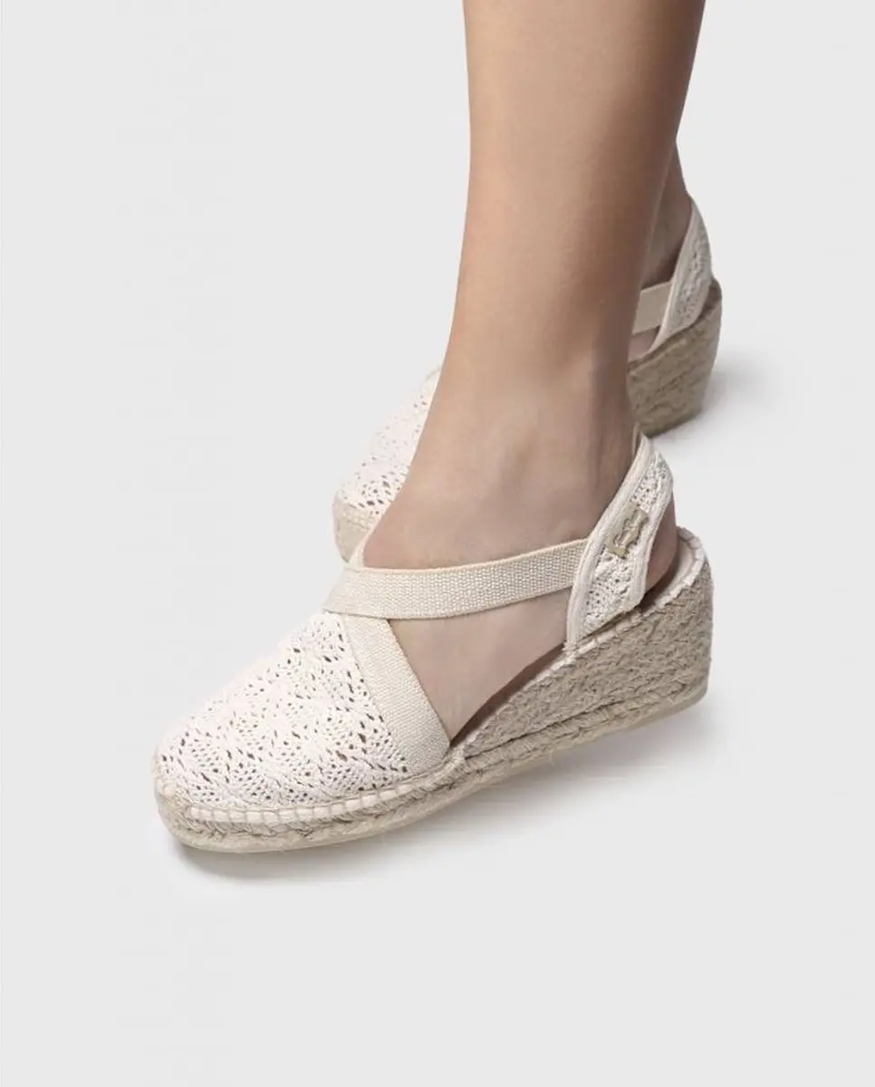 Geborduurde espadrille met middelhoge sleehak