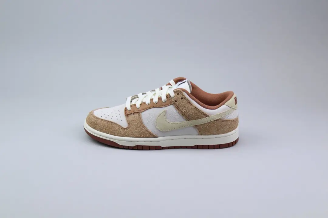 Nike Dunk Low PRM 'Medium Curry' maat 45