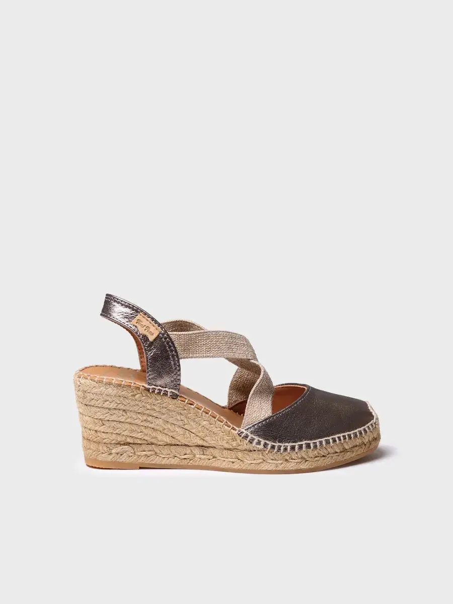Leren espadrille met sleehak in Turrón kleur