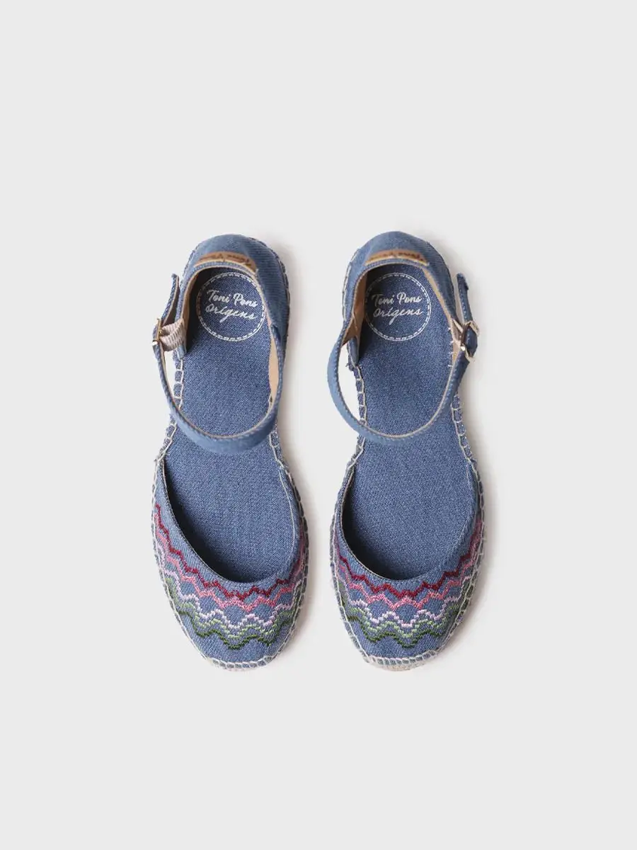 Vegan espadrille met sleehak en kruissteekborduurwerk