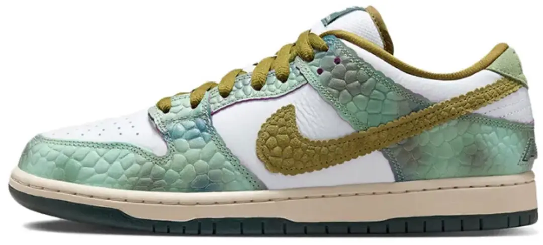 Nike SB Dunk Low 'Alexis Sablone Chameleon' - Maat 42.5