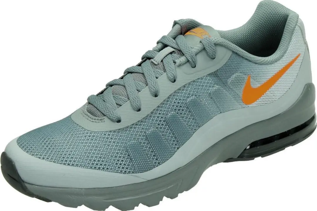Nike air max invigor in de kleur grijs/oranje.