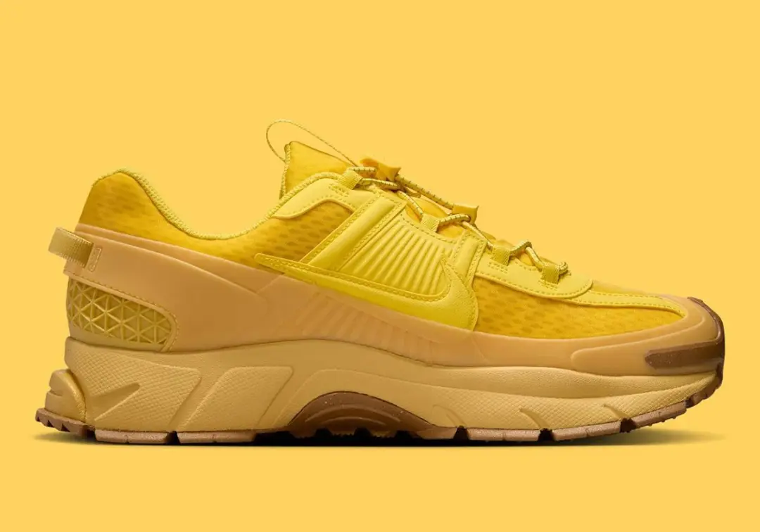 "Sneakers Nike Zoom Vomero 5 Roam ""Lightening"""