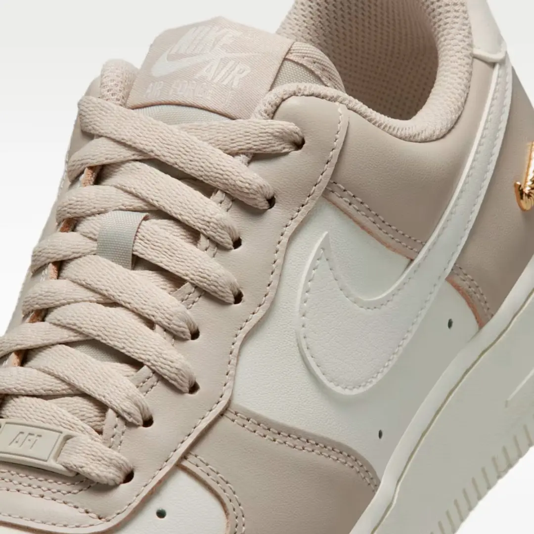 Nike Air Force 1 - Sail Metallic Gold - Maat 38.5
