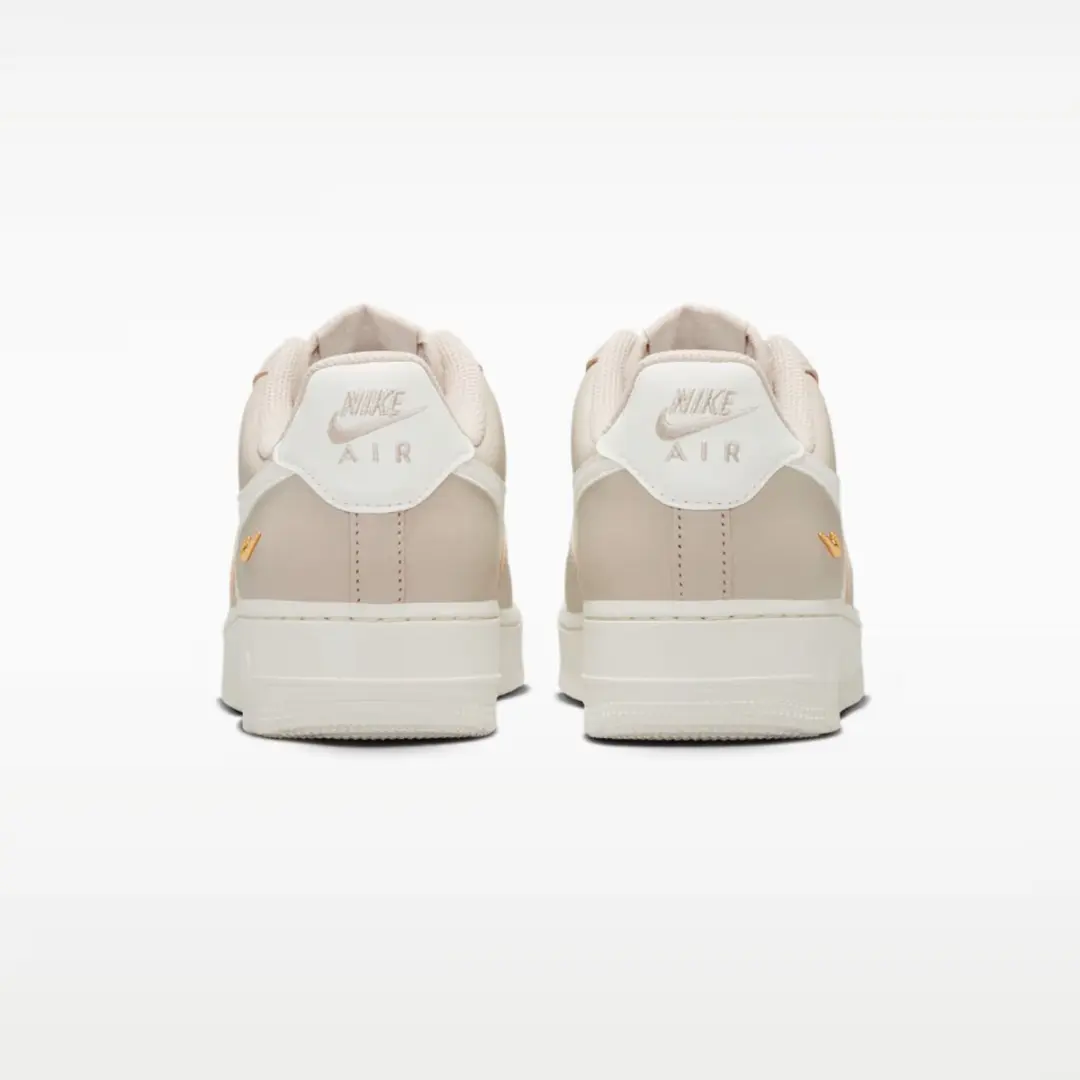 Nike Air Force 1 - Sail Metallic Gold - Maat 38.5