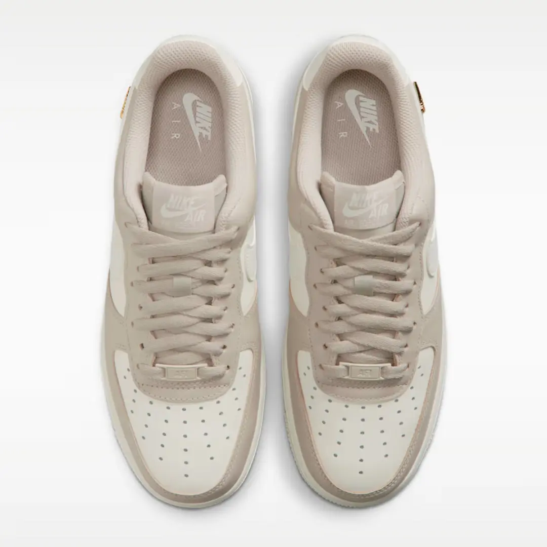 Nike Air Force 1 - Sail Metallic Gold - Maat 38.5