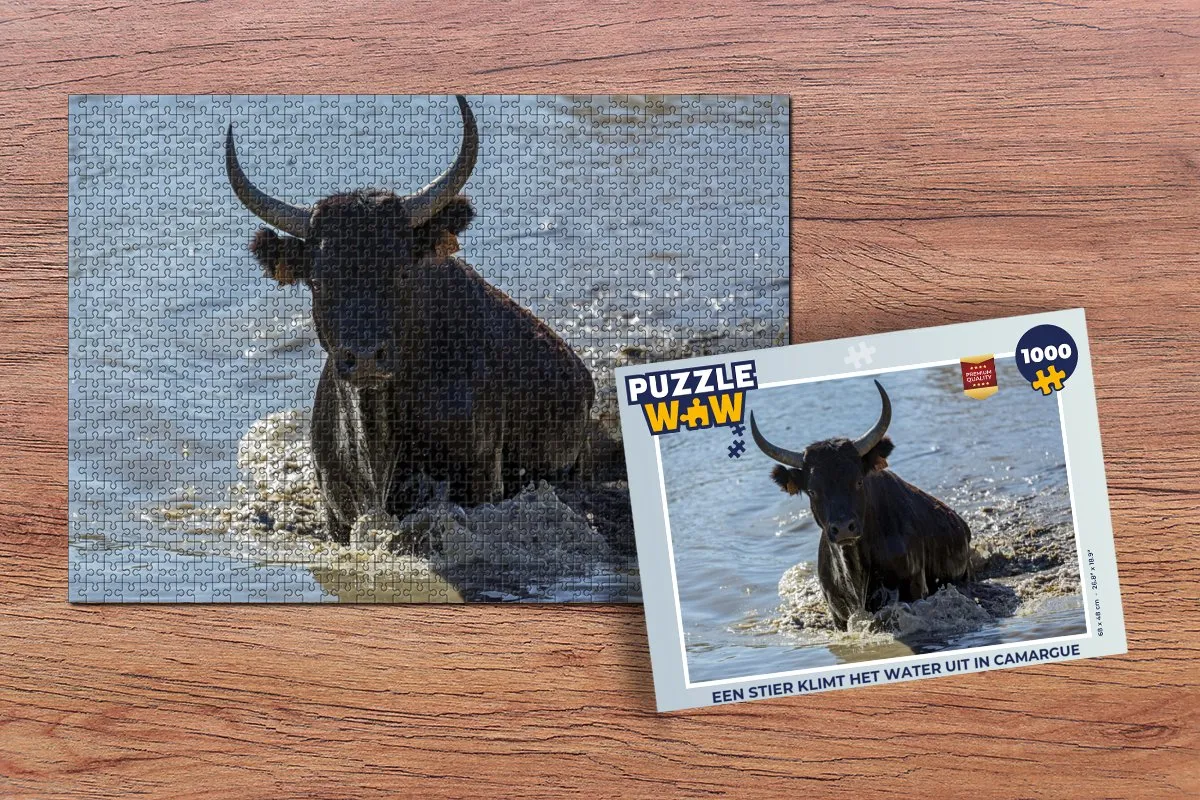 PuzzleWow Legpuzzel Een stier klimt het water uit Camargue 1000 Stuks - Multicolor