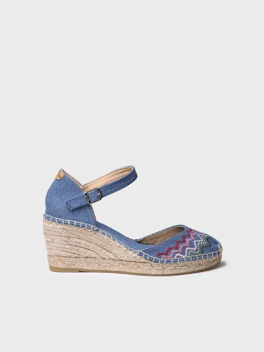 Vegan espadrille met sleehak en kruissteekborduurwerk