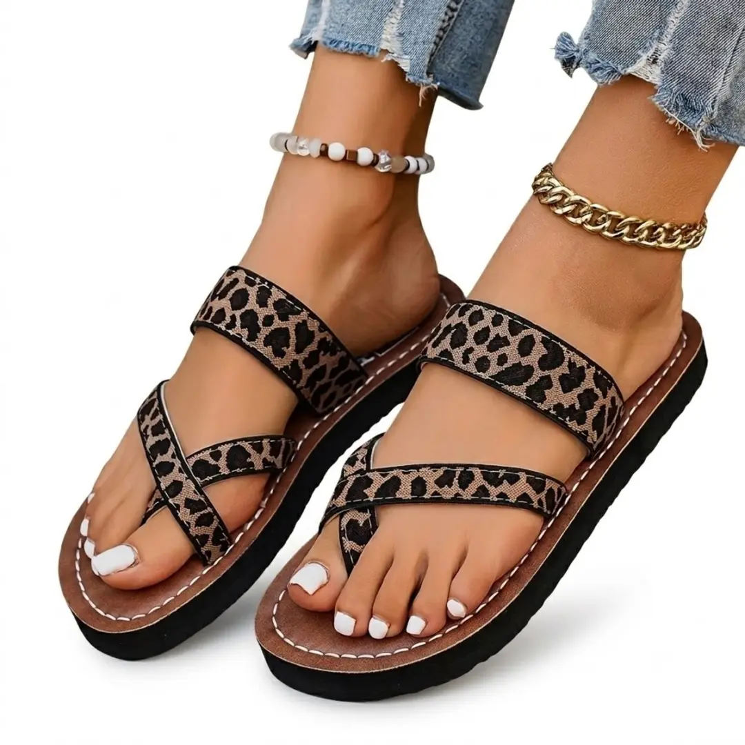 Donkerbruine teenslippers dames met luipaardprint bandjes