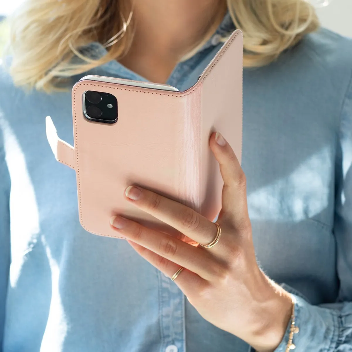 Selencia Hoesje iPhone 12 Pro - Echt Leder Bookcase - Lichtroze - 3 Pasjes
