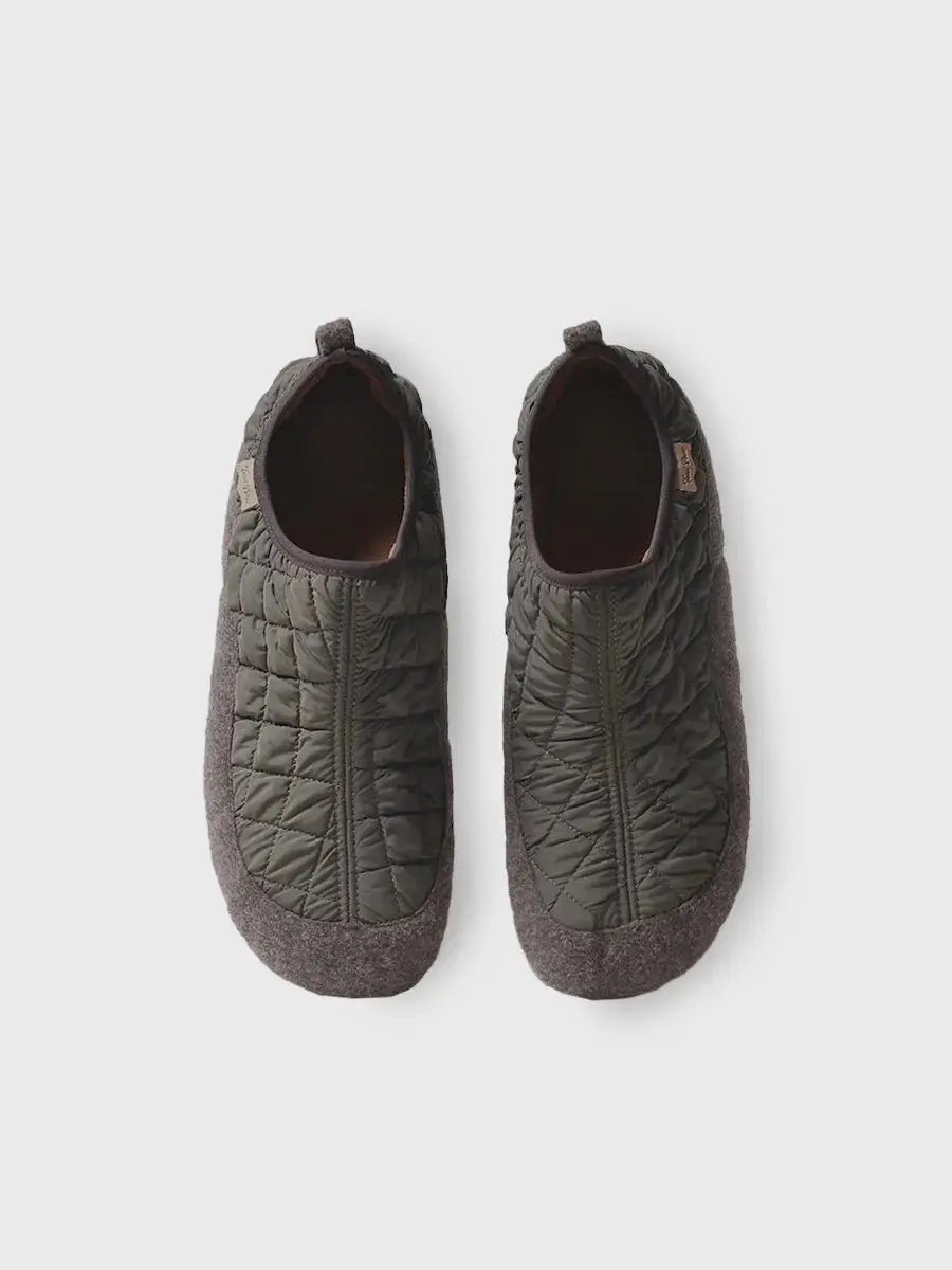 Herenslippers van vilt en gewatteerde stof