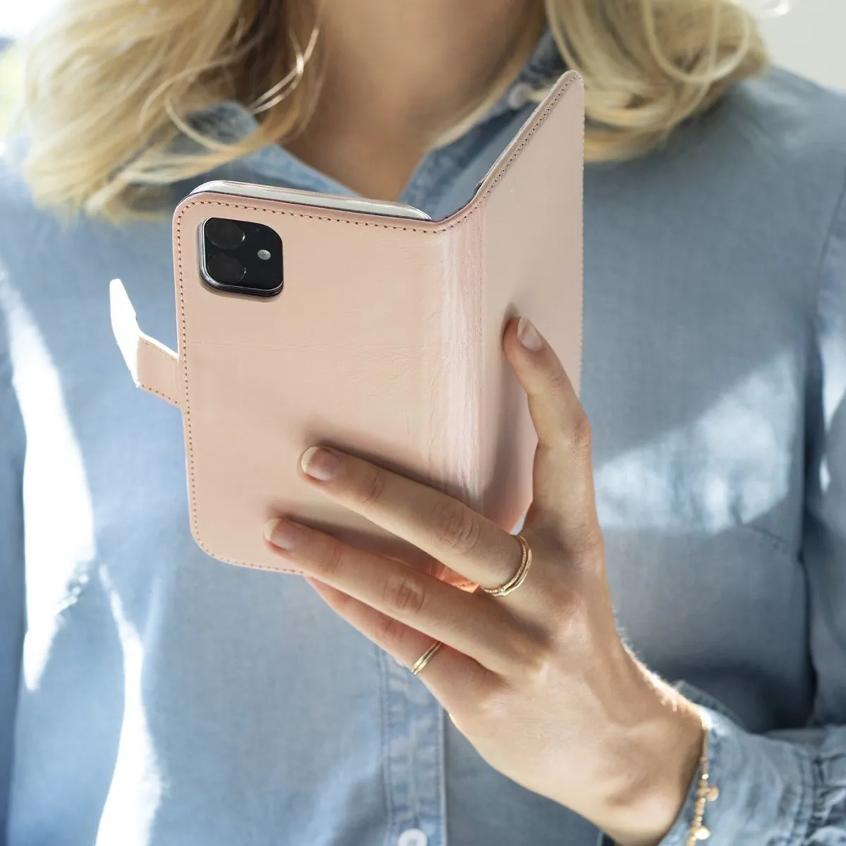 Selencia Hoesje Samsung Galaxy S21 - Lederen Bookcase Lichtroze