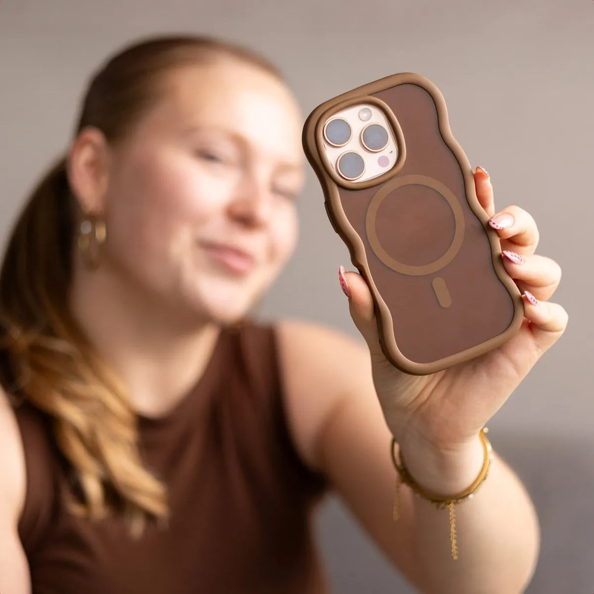 Selencia Wavy Case iPhone 15 - Mocha Brown