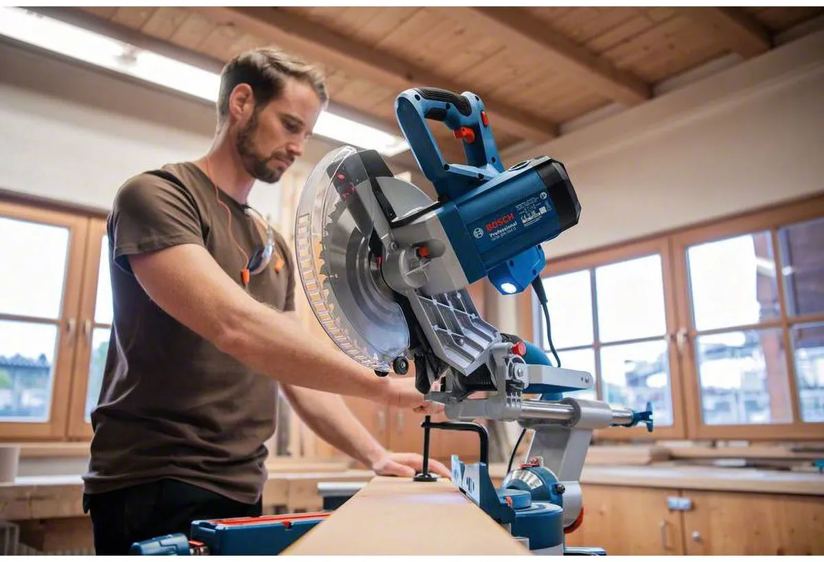 Bosch Professional GCM 305-254 D Afkortzaag - 1500 Watt - inclusief Zaagblad standaard voor hout, 2x steun, stofzak, klem