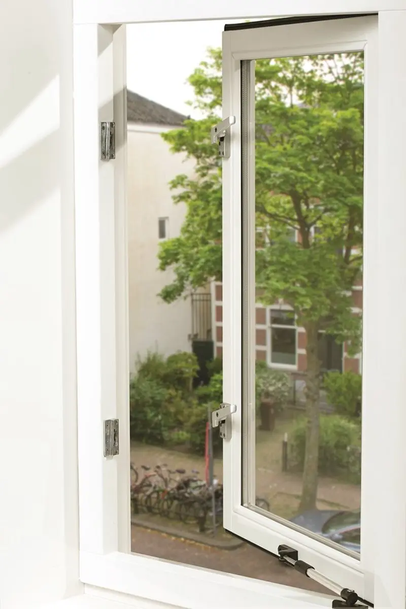 AXA Veiligheids Raamsluiting (model 3320) Aluminium Champagne: Afsluitbaar met druk/draaiknop, rechts naar buiten draaiend. SKG*