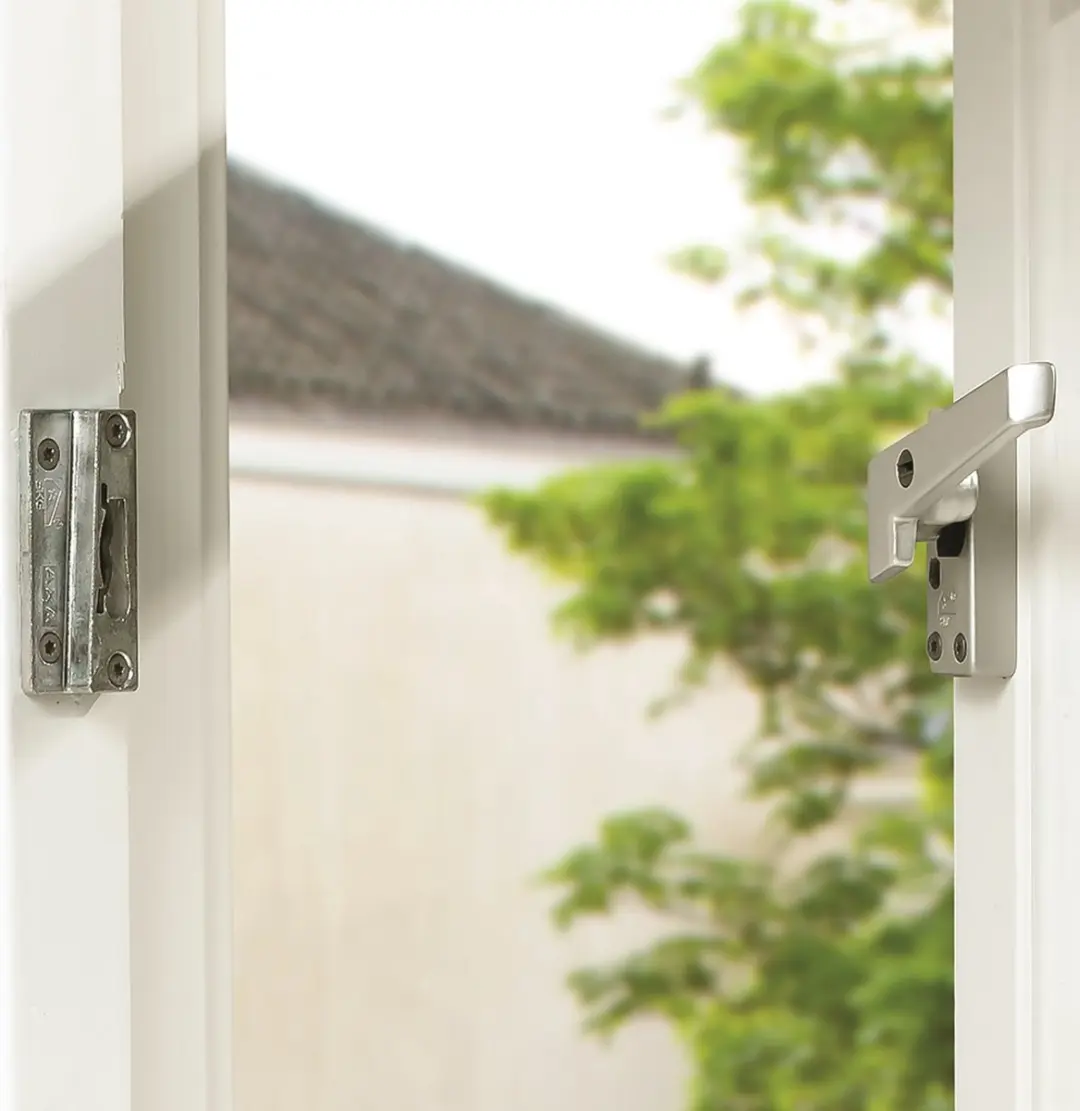 AXA Veiligheids Raamsluiting (model 3320) Aluminium Champagne: Afsluitbaar met druk/draaiknop, rechts naar buiten draaiend. SKG*