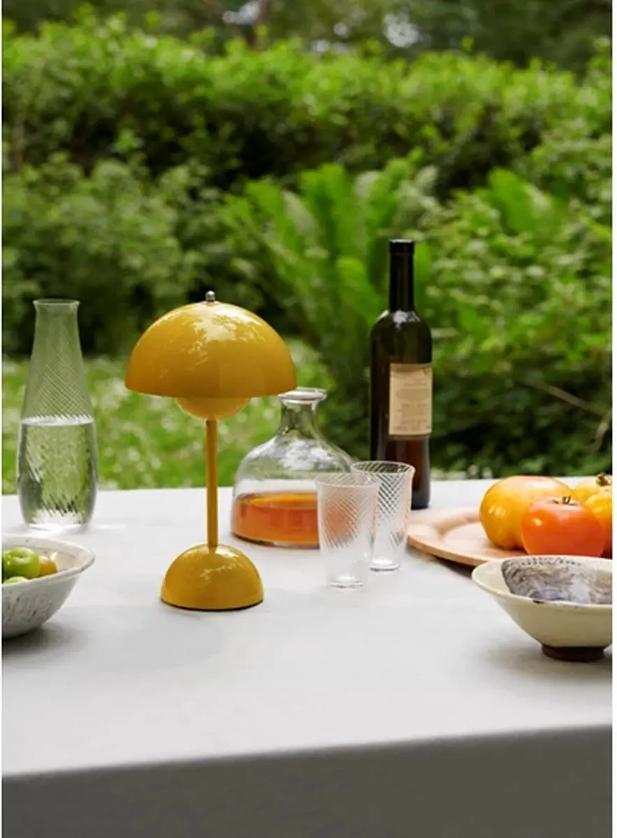 &Tradition Verner Panton Flowerpot VP9 Tafellamp - Geel - afbeelding 4 van 4
