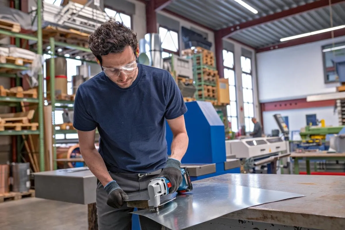 Bosch Professional GSC 18V-16 E Plaatschaar 18V - Metaal