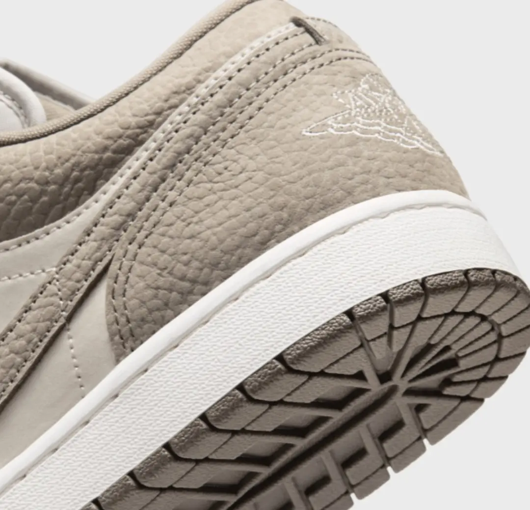 Nike Air Jordan 1 Low IU7552-040 - Olijfgrijs - Maat 42.5