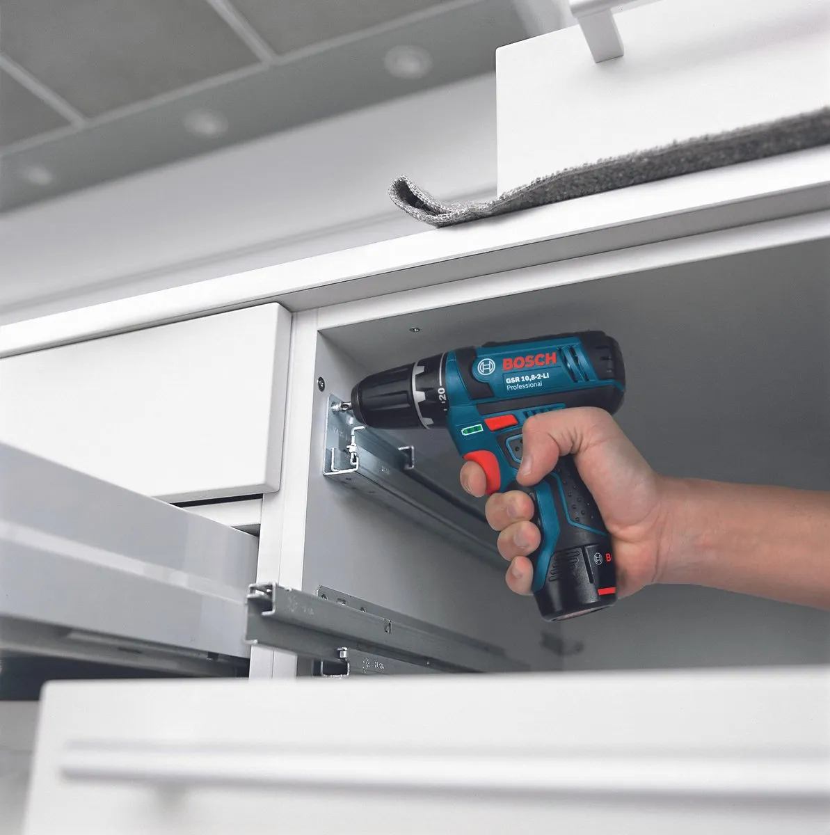 Bosch Professional GSB 12V-15 Schroefklopboormachine - 2x 2.0Ah Accu - Lader - Holster