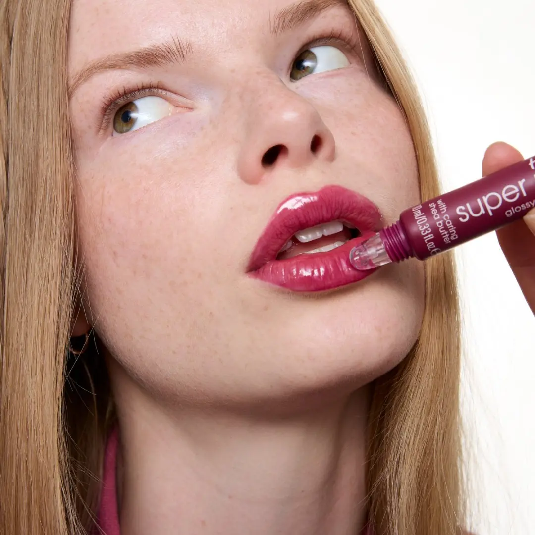 Essence The Super Peptide Glossy Lip Treatment 10ml - Cherrylicious - afbeelding 4 van 6
